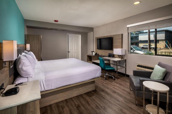Travelodge by Wyndham LAX image 16