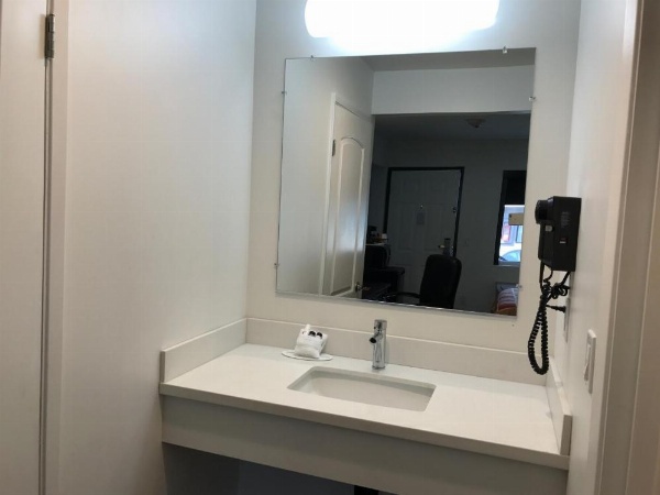 Travelodge by Wyndham LAX image 32