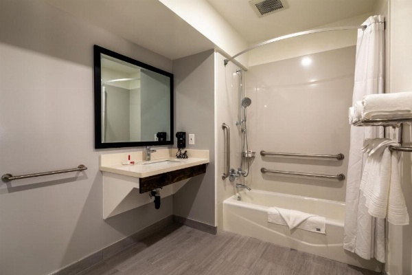 Travelodge by Wyndham LAX image 33